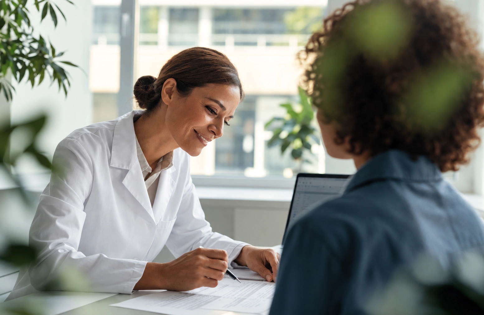 Consulta médica acolhedora com doutora e paciente